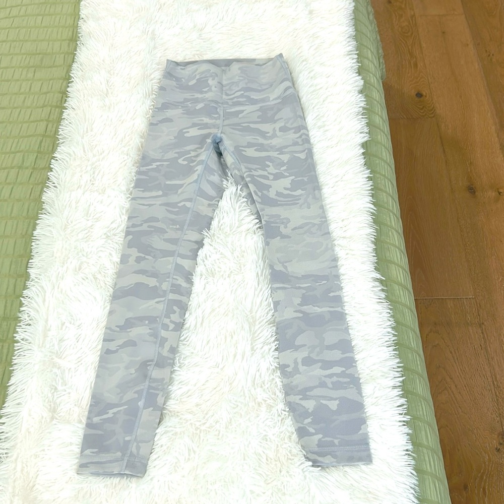 Wunder Under High-Rise Tight - light camo size 4, inseam 25